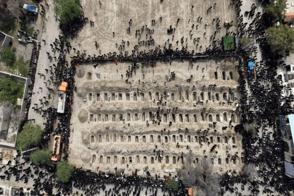 تصویر هوایی تشییع شهدای دانش‌آموز میناب، برترین عکس خبری جهان شد