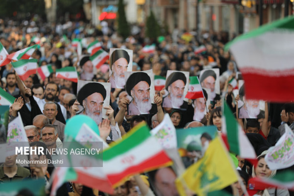 Kilometer-long Ghadir March in the Provinces