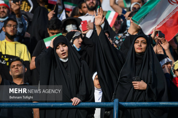 الإنشاد الجماعي لأنشودة «سلام فرمانده» في ملعب آزادي بطهران