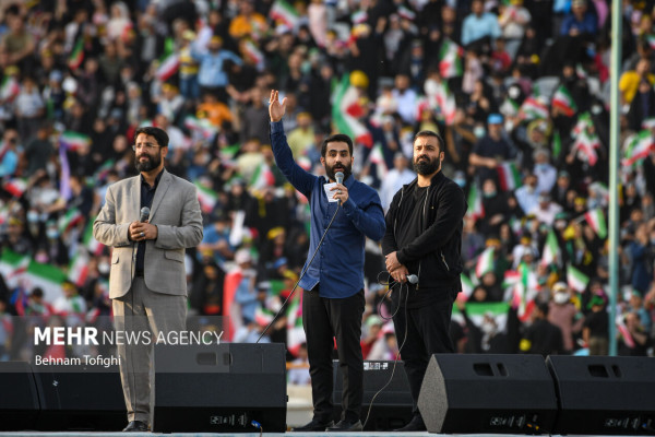 الإنشاد الجماعي لأنشودة «سلام فرمانده» في ملعب آزادي بطهران