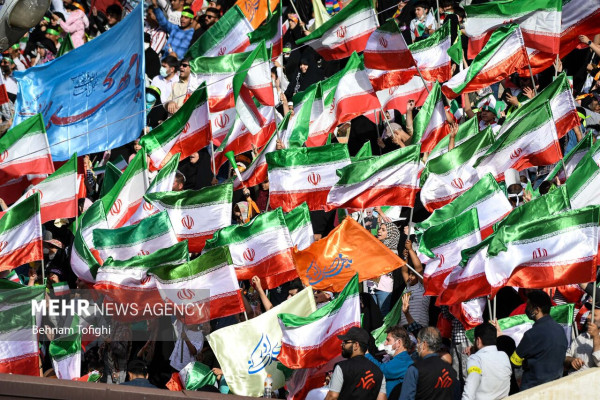 الإنشاد الجماعي لأنشودة «سلام فرمانده» في ملعب آزادي بطهران