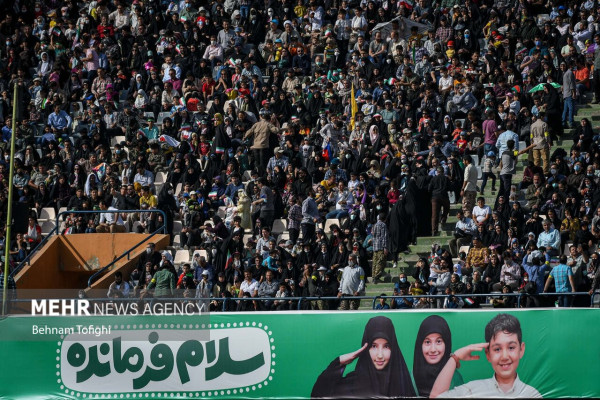 Interpretación masiva del himno “Salam Farmandeh” en el Estadio Azadi de Teherán