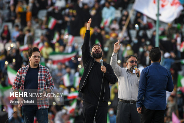 Interpretación masiva del himno “Salam Farmandeh” en el Estadio Azadi de Teherán