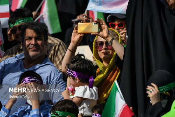 Interpretación masiva del himno “Salam Farmandeh” en el Estadio Azadi de Teherán