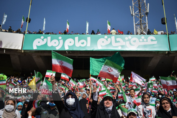 Interpretación masiva del himno “Salam Farmandeh” en el Estadio Azadi de Teherán