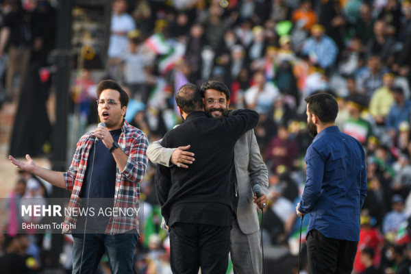 Массовое исполнение гимна «Салам Фарманде» на стадионе Азади в Тегеране