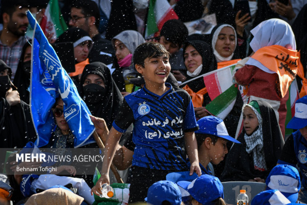 Массовое исполнение гимна «Салам Фарманде» на стадионе Азади в Тегеране