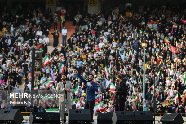 德黑兰自由体育场十万人合唱《萨拉姆，司令》