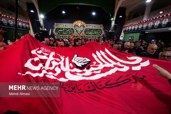 اهتزاز پرچم «یا لثارات الحسین» بر فراز حسینیه اعظم زنجان