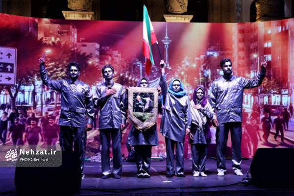 مستند نمایش «قائد» در نقاط مختلف شهر تهران به روی صحنه رفت