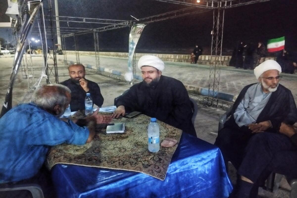 میز خدمت تبلیغات اسلامی بندرعباس در تجمعات شبانه عزای «امام شهید» برپا شد